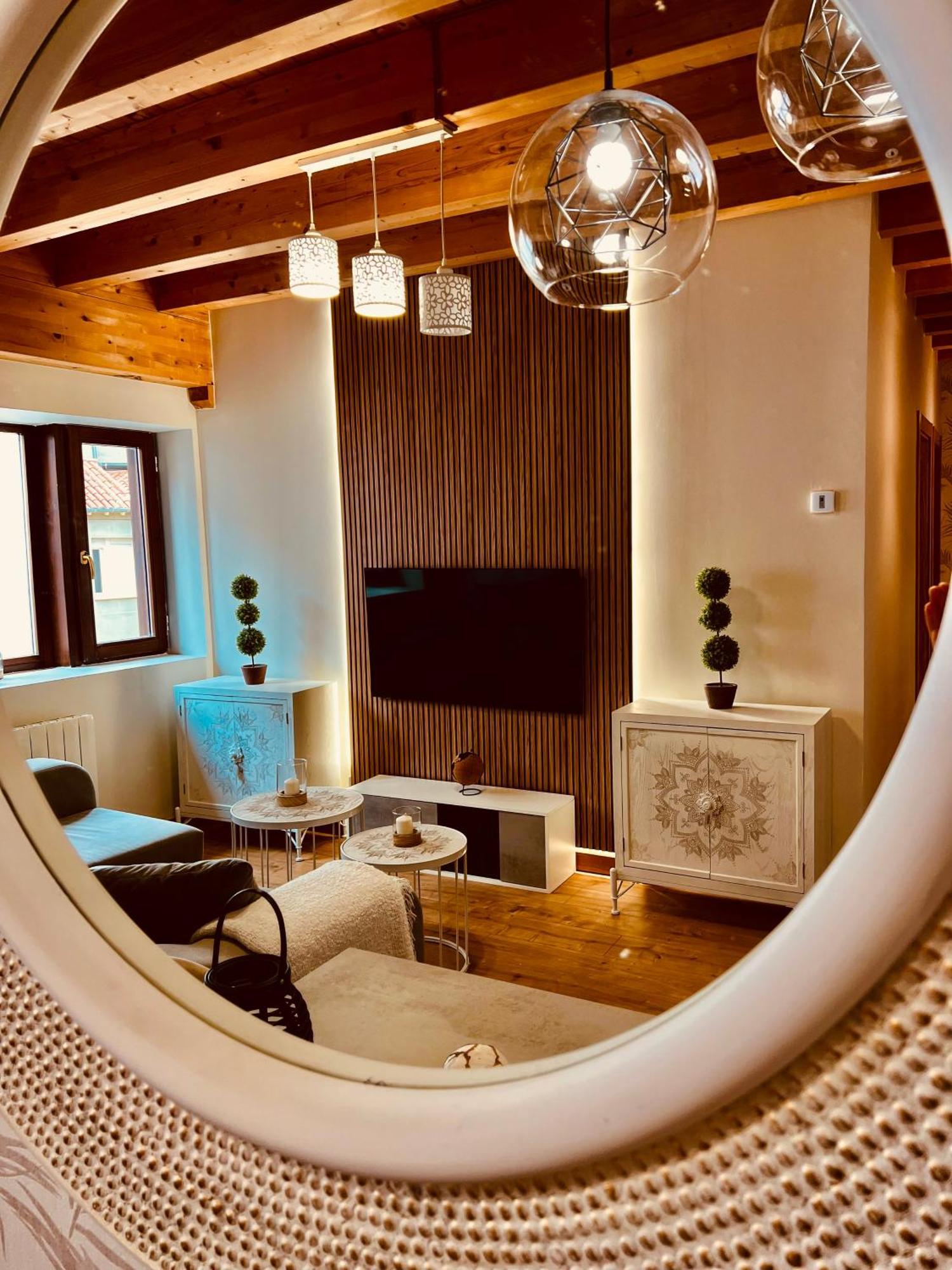 El Capricho De Claudia_ Apartamentos Burgos Catedral Zewnętrze zdjęcie